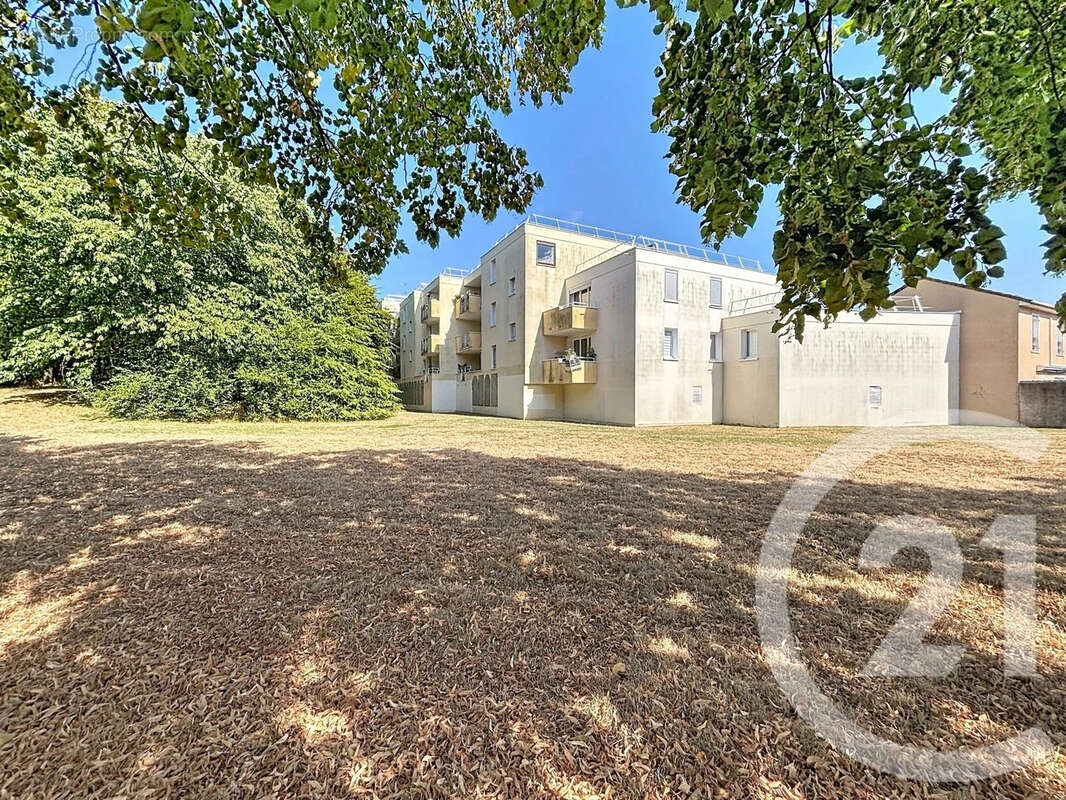 Appartement 79 m² à Combs-La-Ville  - photo 10