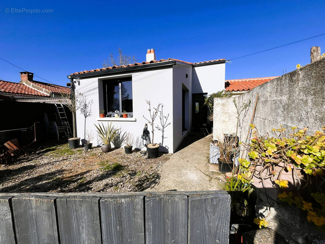 Maison à NIEUL-LE-DOLENT