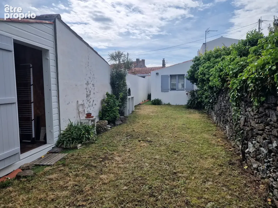 Maison au coeur de Port Joinville avec un joli jardin clos de murs de pierre. - photo 1