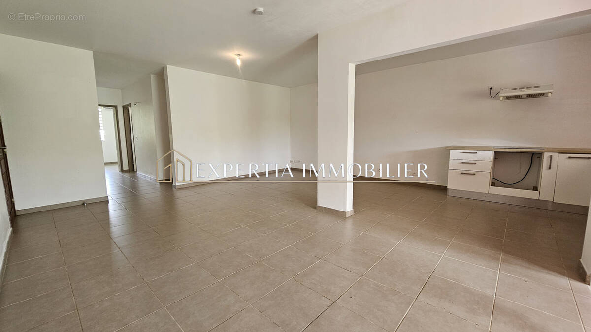 Appartement à REMIRE-MONTJOLY