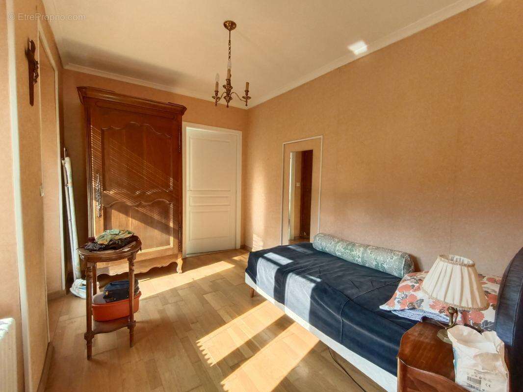 Maison 4 chambres + locatif + maison a renover - centre bour - photo 17