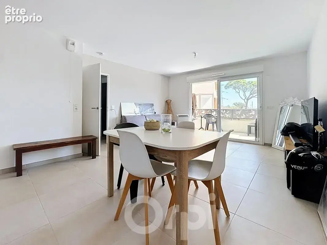 À VENDRE — Idéal investisseur : Grand studio récent de 37,5 m² avec extérieur et parking (Fréjus - Secteur Caïs) - photo 3