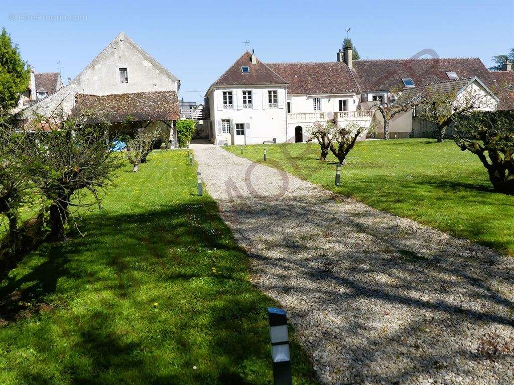 Maison à ESCOLIVES-SAINTE-CAMILLE