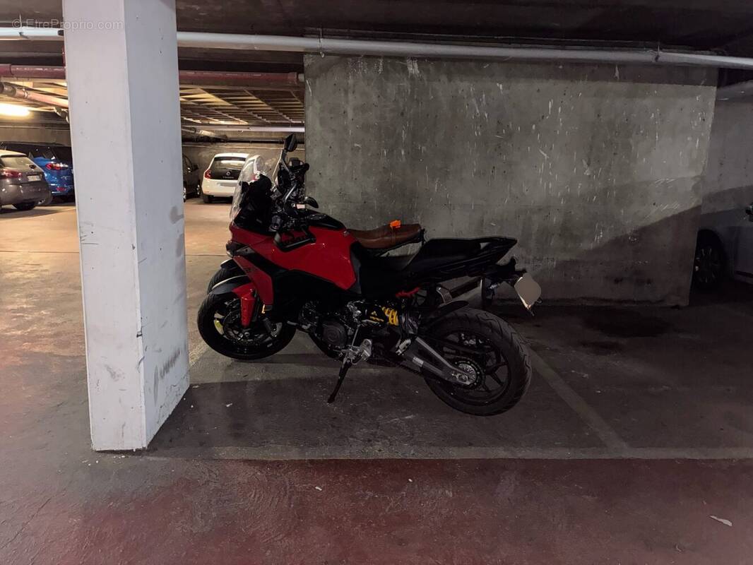 Parking à PARIS-12E