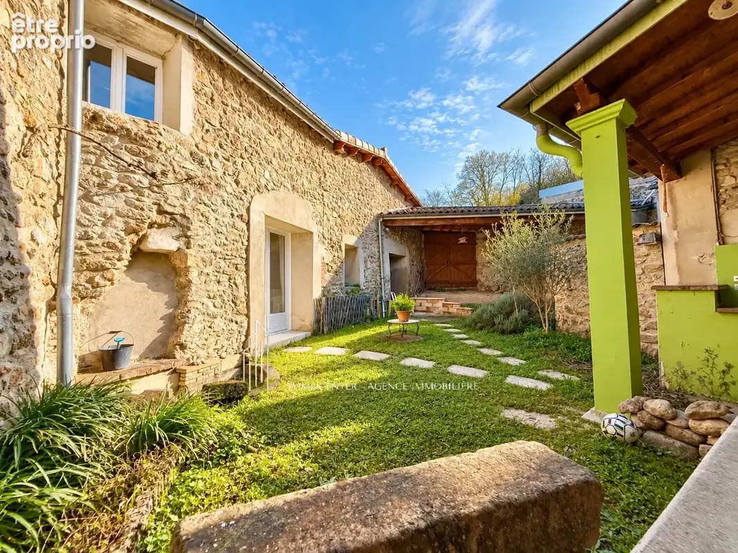 Grande bâtisse de caractère   Plus de 150 m2 habitables + seconde habitation d’environ 130 m2   Fort potentiel - photo 3
