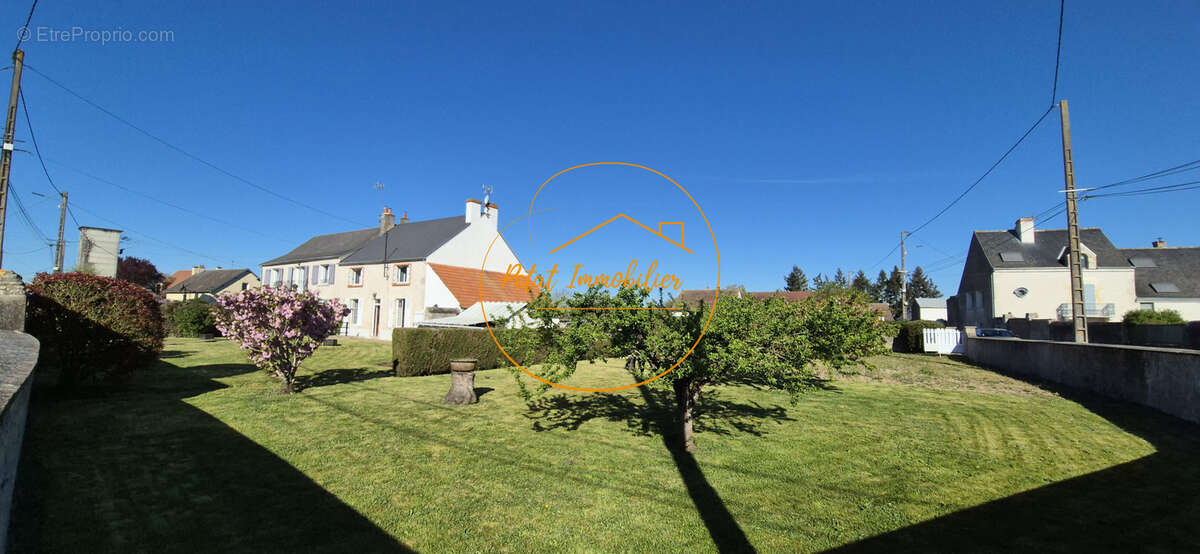 Maison familiale de 118 m2 avec dépendances, garages et beau potentiel - photo 2