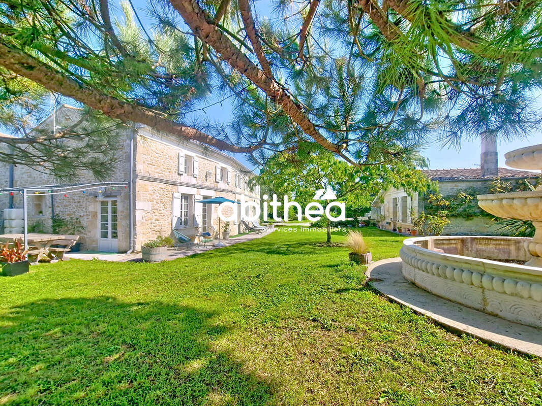 Maison à SAINT-GENIS-DE-SAINTONGE