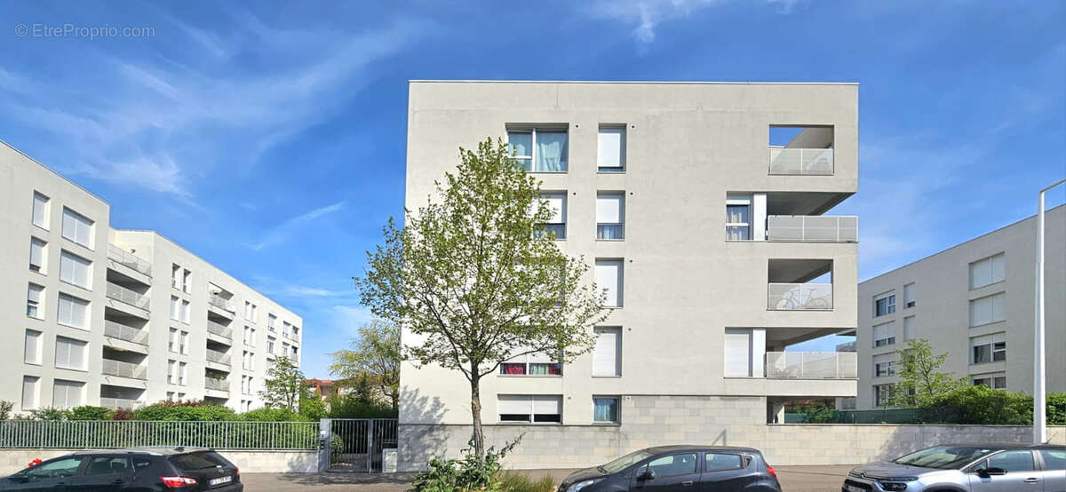 Vénissieux - Immeuble récent - Appartement 4 pièces 81 m² - photo 12