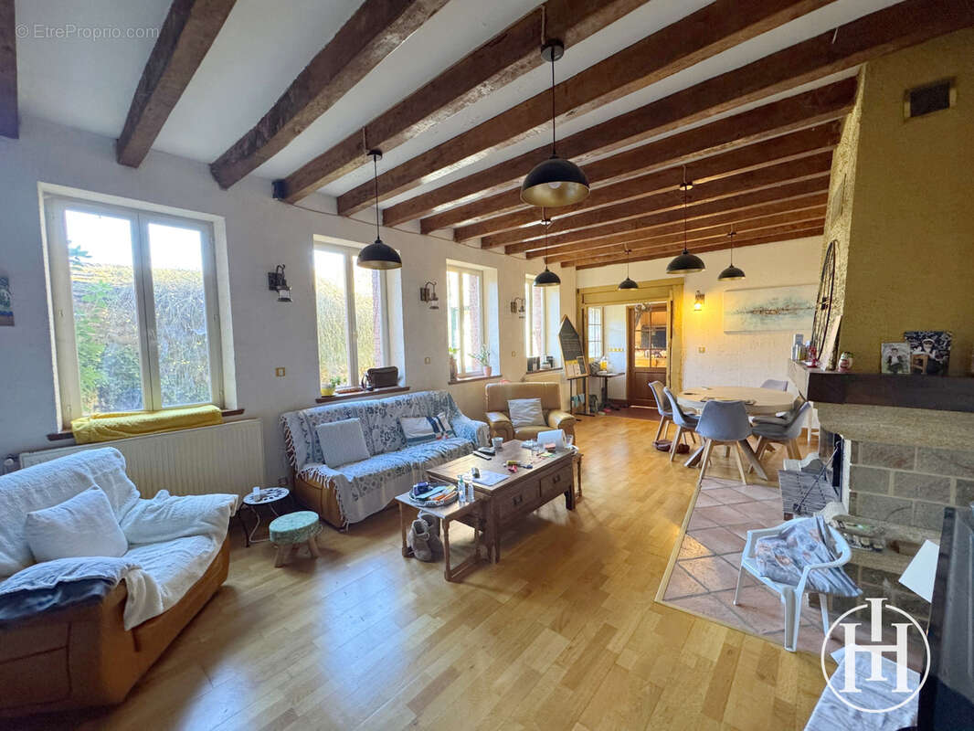 Maison à AINAY-LE-CHATEAU