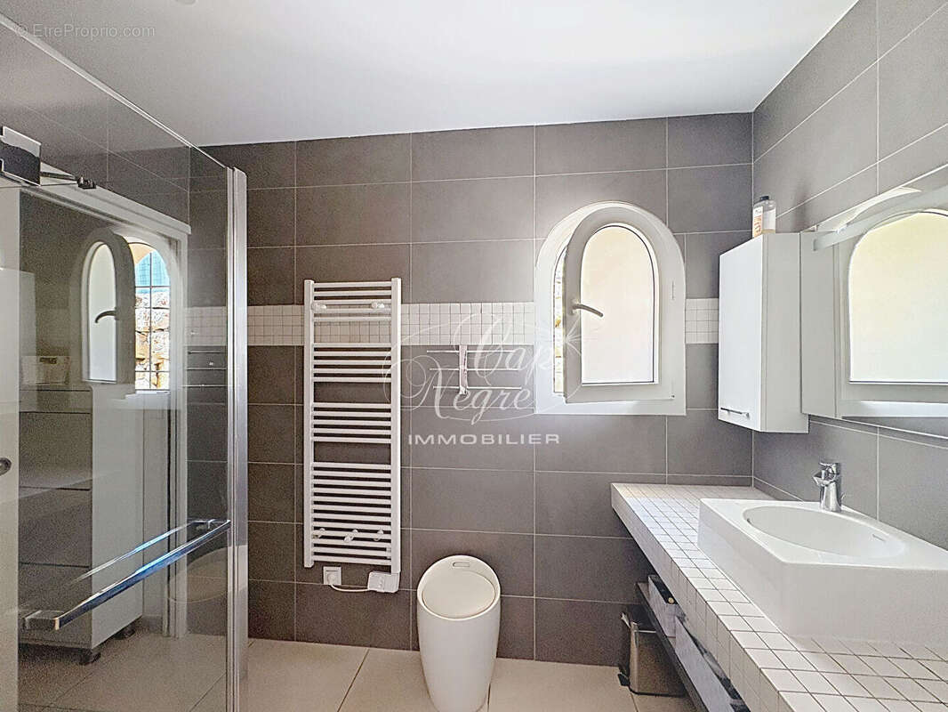 Maison rénovée proche commodités avec jardin et 3 parkings à vendre à sainte maxime - golfe de saint tropez - photo 10