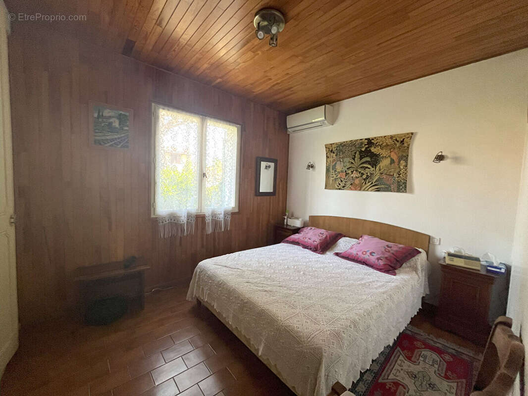 Maison à SAINT-MITRE-LES-REMPARTS