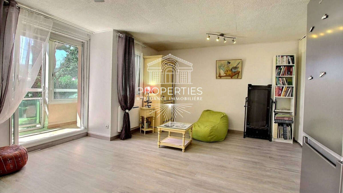 Appartement à BORMES-LES-MIMOSAS