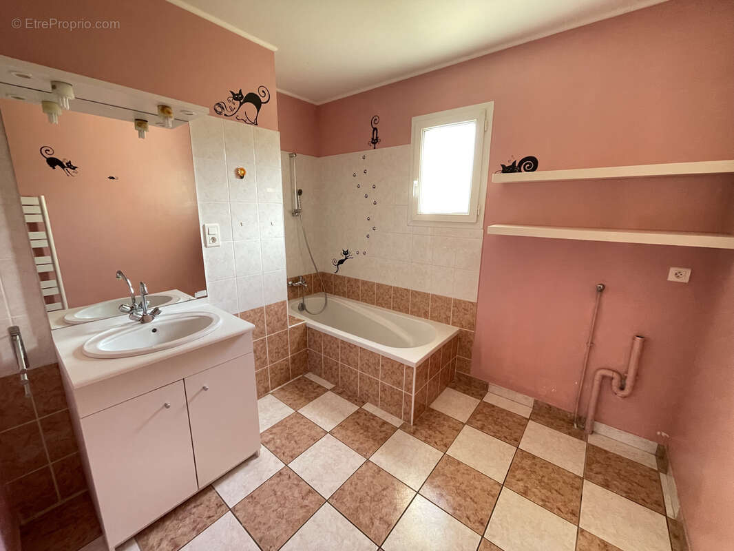 Maison à MONTREVAULT