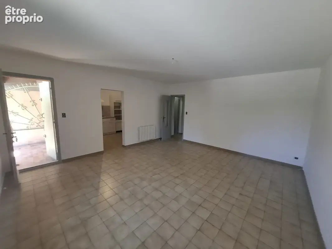Maison de plain-pied avec cour et parking - photo 5