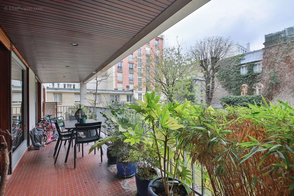 Appartement à PARIS-16E