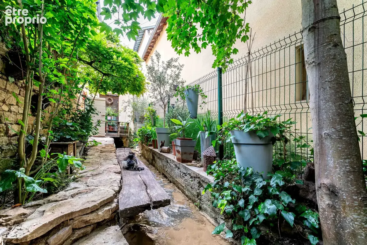 Maison de charme avec cour intérieure et cours d’eau paysager - photo 11