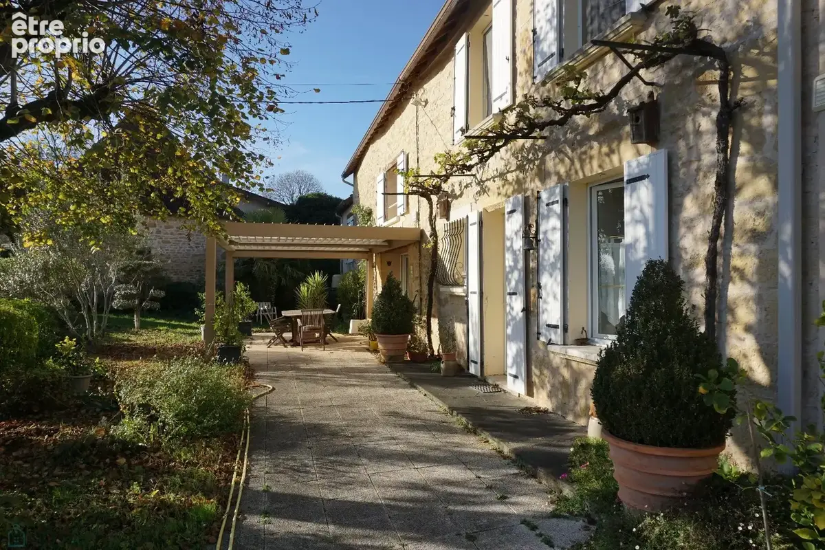 Spacieuse maison en pierre située dans un village historique. - photo 4