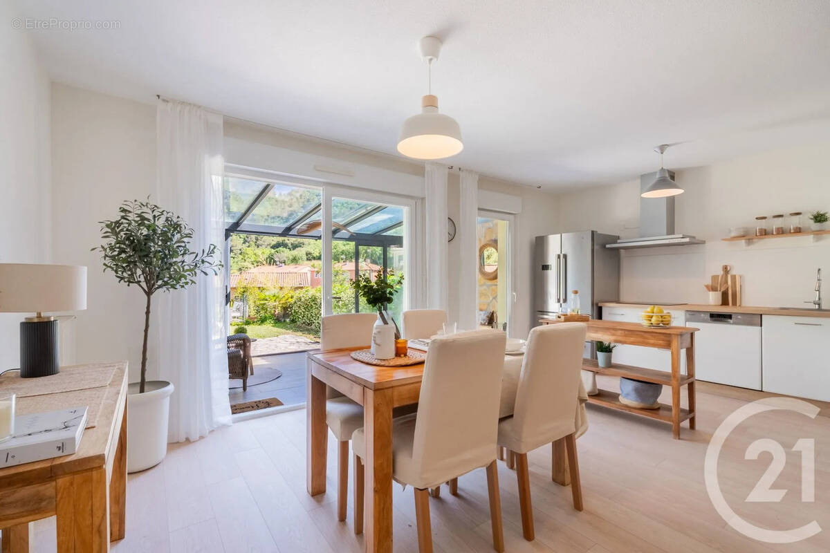 Appartement à EZE