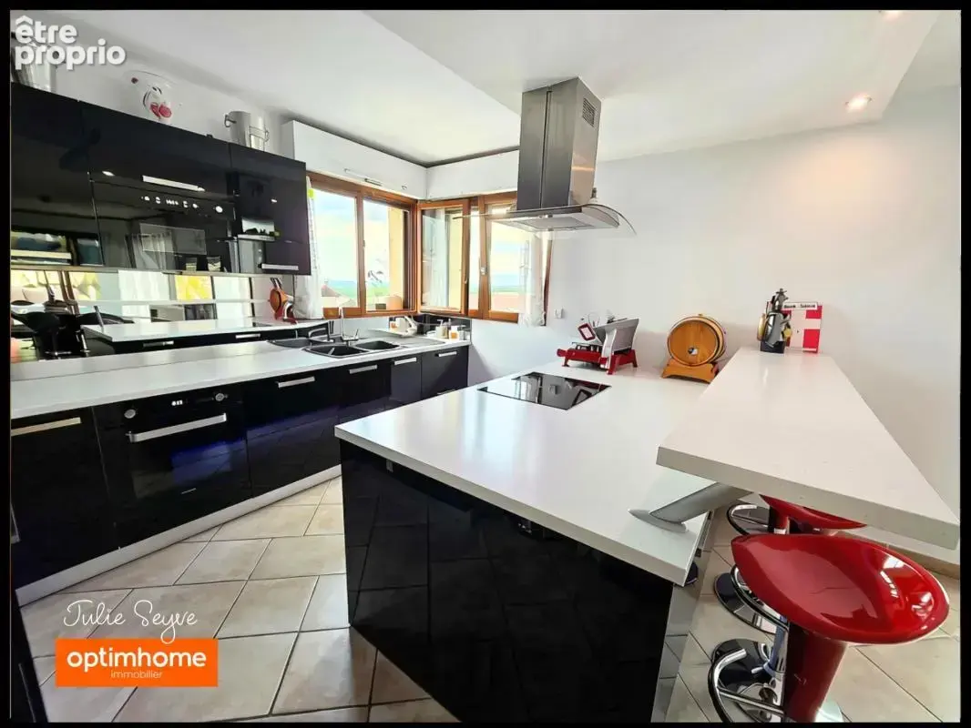 Maison familiale avec studio indépendant, terrasse exceptionnelle, garage, carport et vue dégagée – Chevrier - photo 6