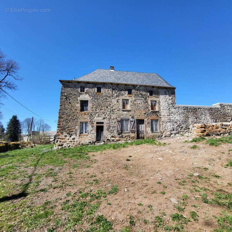 Maison en pierres avec ancienne grange - photo 2