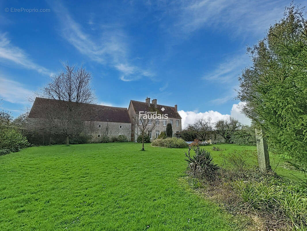 2506 m² à Picauville  - photo 2