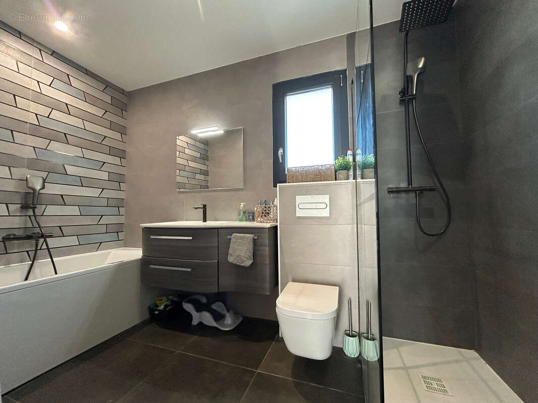 Maison à VIC-LA-GARDIOLE