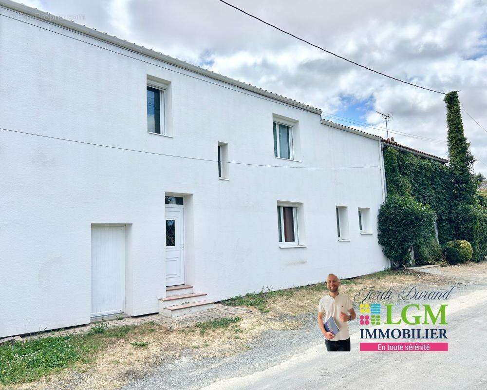 AUBIGNY-LES CLOUZEAUX – Maison familiale rénovée 113 m² – Jardin clos - photo 2