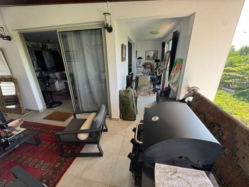Coup de coeur pour ce splendide T2 de 81 M2 dont 52m2 habitable, à CAYENNE vue océan - photo 2