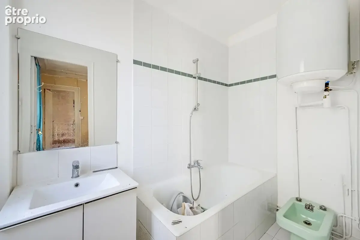 Paris 18ème - Rue Ordener - T2 de 38 m² à fort potentiel - photo 4