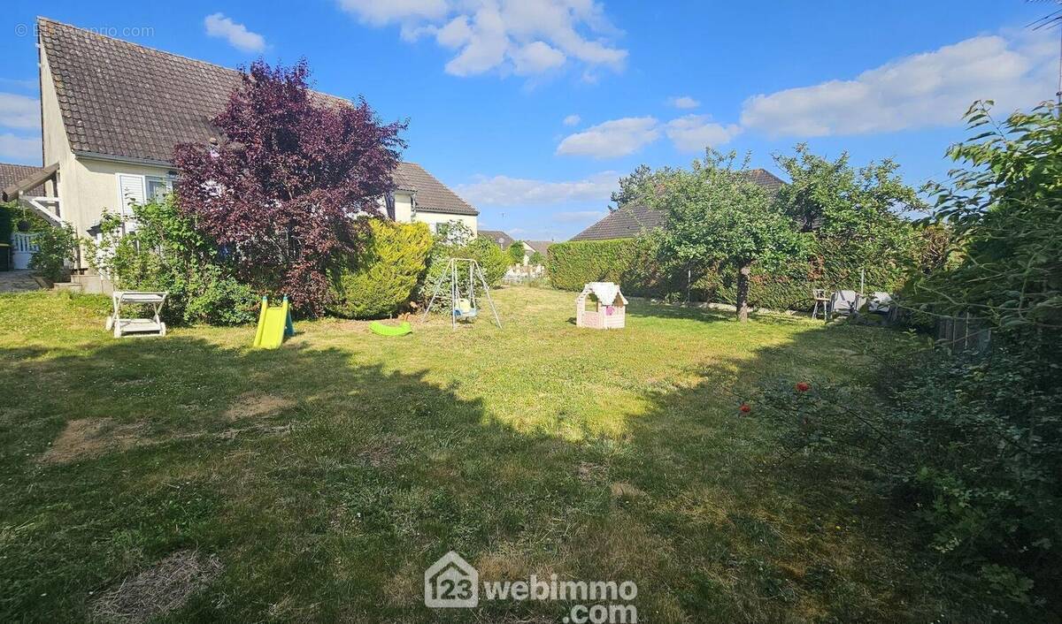 Un jardin clos, arboré et entretenu. - Maison à MALESHERBES