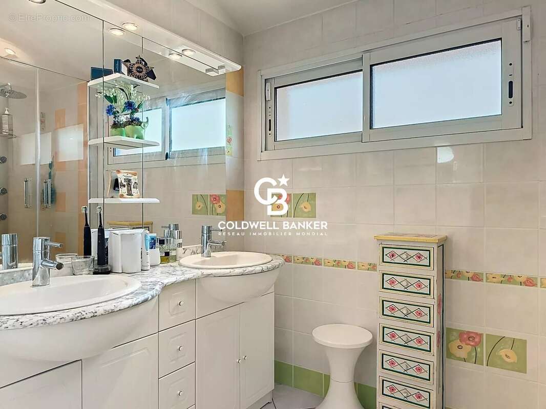 La Roche sur Yon, maison 5 chambres,  avec piscine chauffée et double garage double. - photo 11