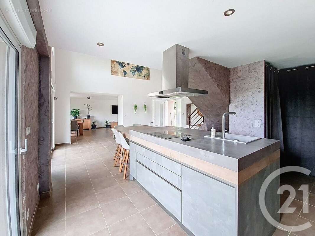 Maison à SAINT-PIERRE-DE-CHANDIEU