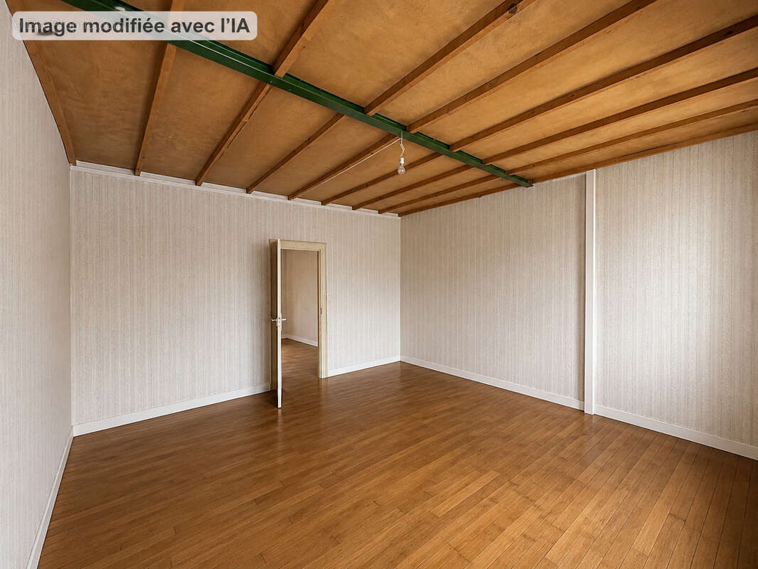 Maison entièrement à rénover avec jardin . - photo 7