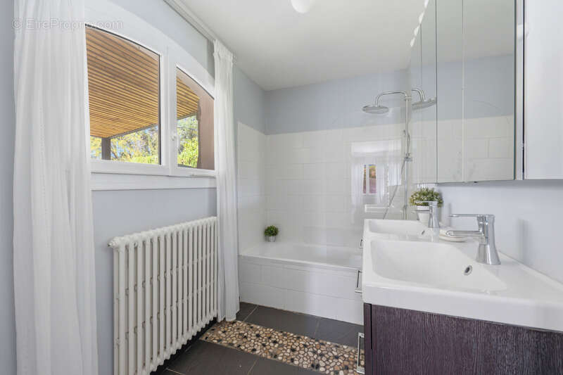 Maison de charme rénovée avec piscine Diffazur, au cœur d’un écrin de verdure sans vis-à-vis - photo 10