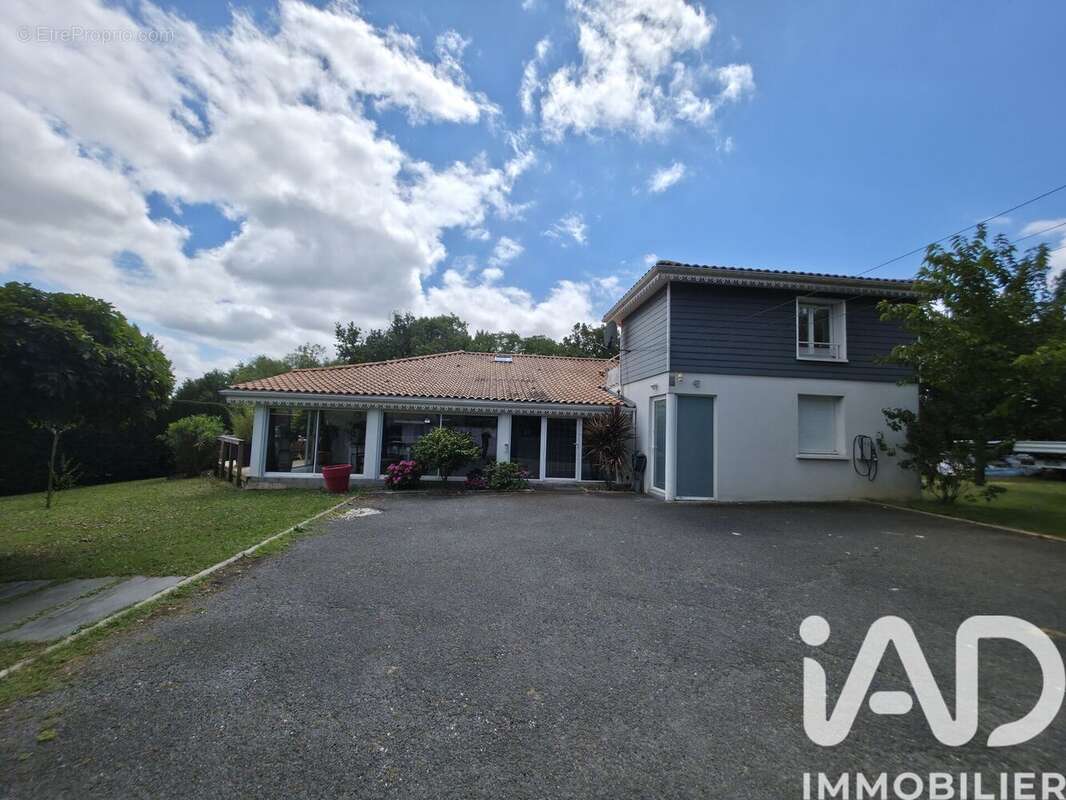 Maison 220 m² à Carbon-Blanc  - photo 3
