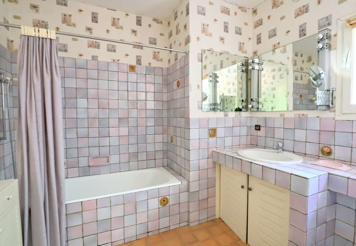 Maison à LE REVEST-LES-EAUX