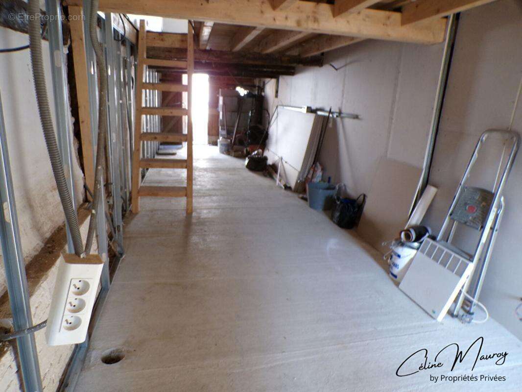 Maison mitoyenne à rénover - Fort potentiel - Terrain de 670 m2 - photo 4