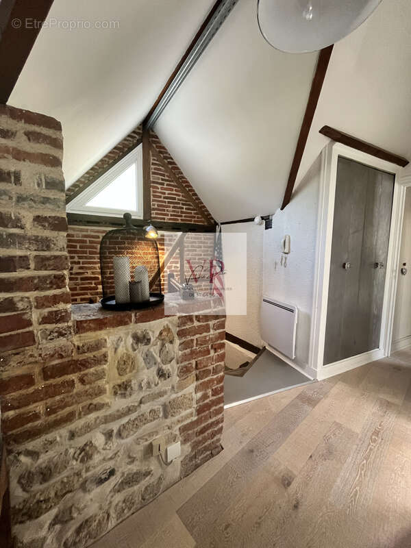 Honfleur - Appartement 2 pièces - 43 m2 - Dernier étage - Vue toits - Vendu semi-meublé - photo 5