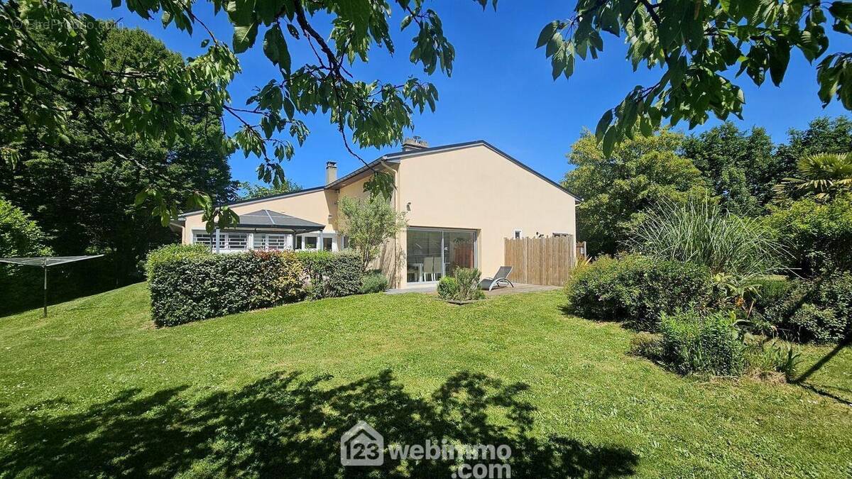 Venez découvrir cette belle maison entretenue de 166 m². - Maison à BARBIZON