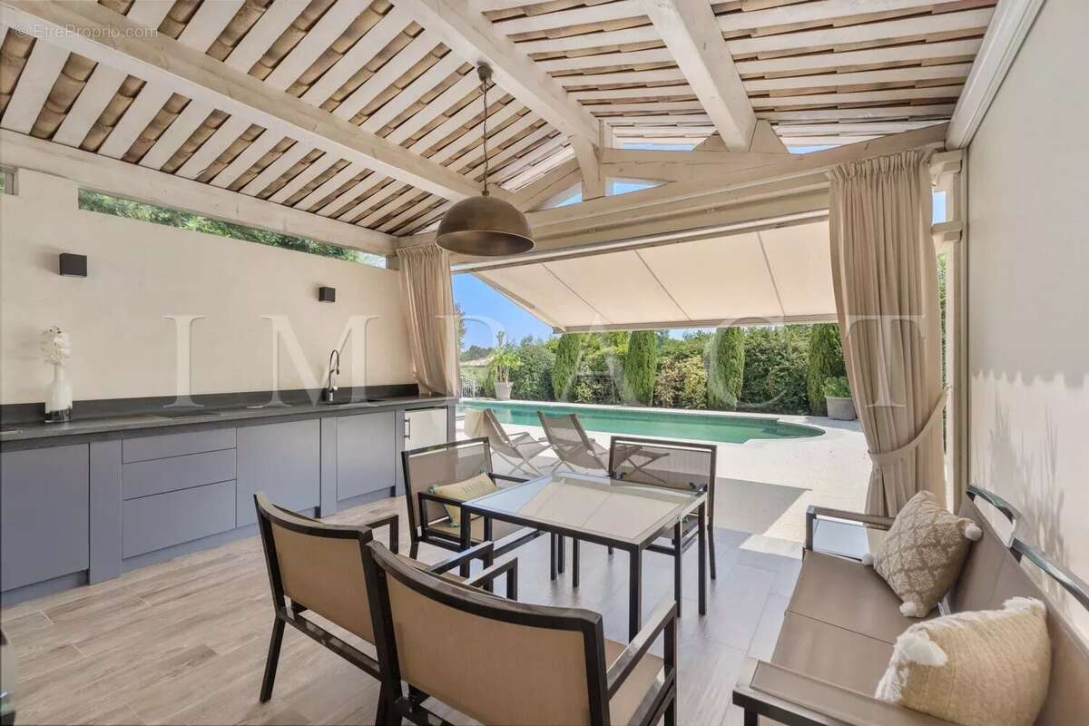 Maison à LA ROQUETTE-SUR-SIAGNE