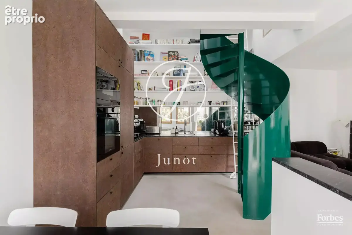 Paris 18e - MONTMARTRE / HAUT LEPIC - Appartement comme une maison - 3 pièces - 68,52m² Carrez - Terrasse 15,80m² - Garage/caves - photo 19