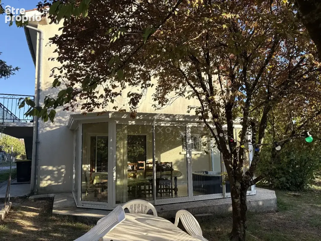 FLEAC.Belle maison familiale contemporaine de 8 pièces implantée sur un terrain de 1452 m² environ clos et arboré. - photo 2