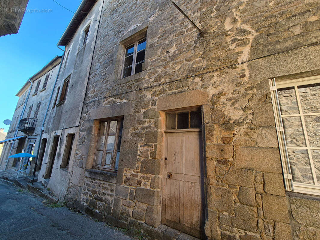 CORRÈZE. TREIGNAC. Maison ancienne en pierre pleine de charme comprenant 3 chambres avec balcon et un appartement à rénover. - photo 18