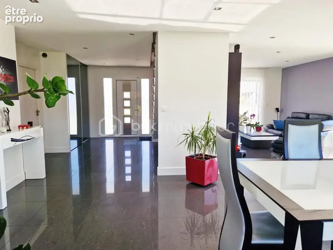 Magnifique propriété avec jardin et très belles prestations ! - photo 10