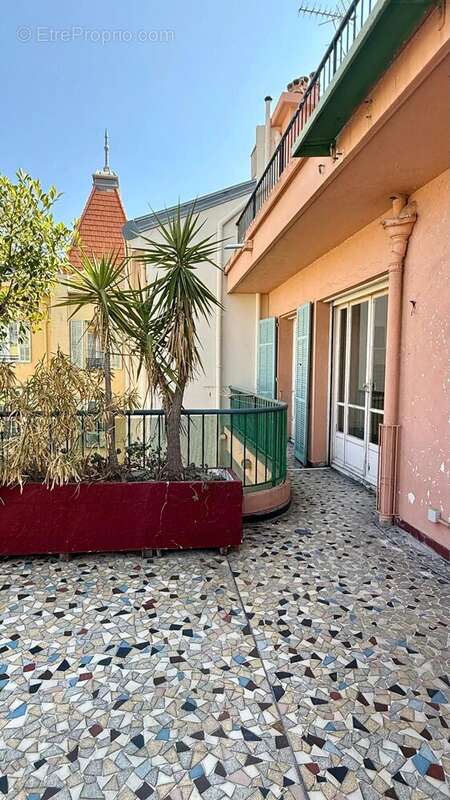 Rare sur le secteur ! T2 avec grande terrasse, à rénover - photo 2