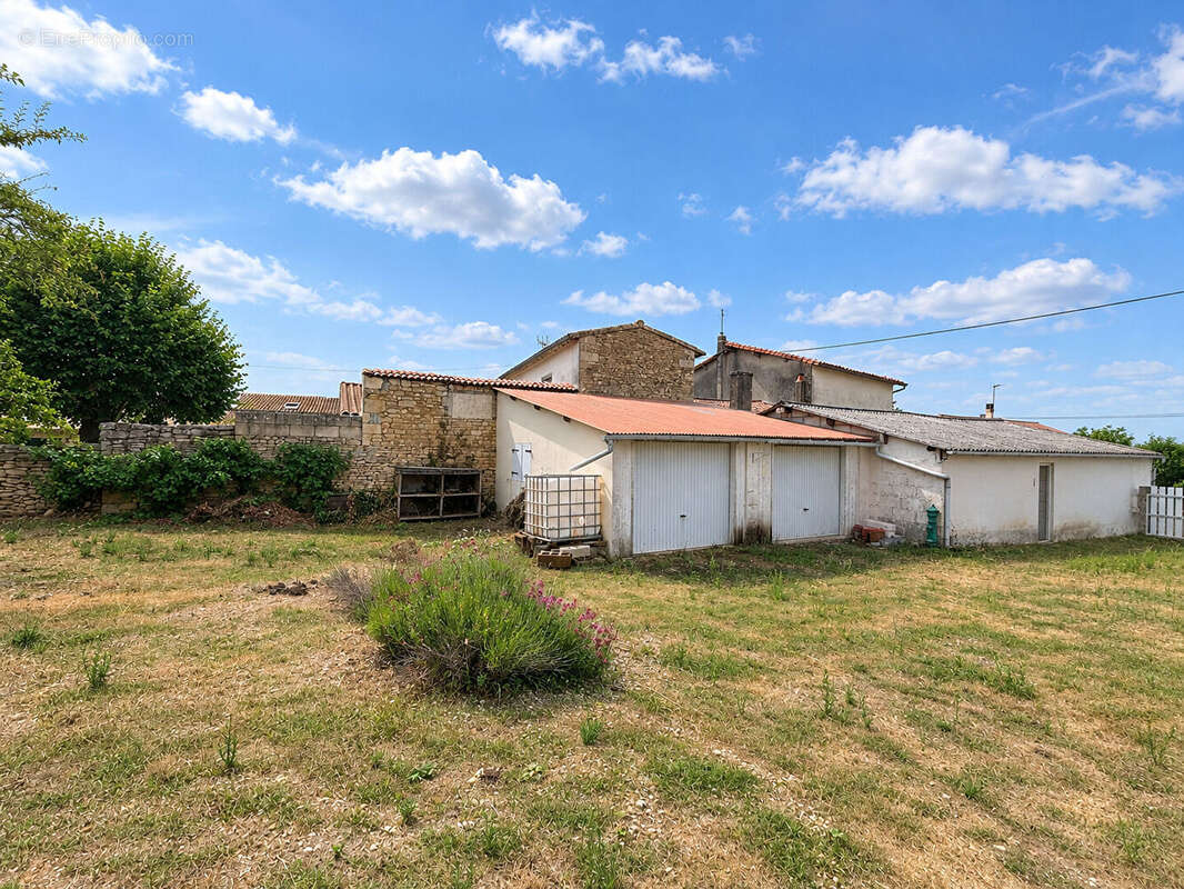 Vouillé, maison de village à rénover - photo 3