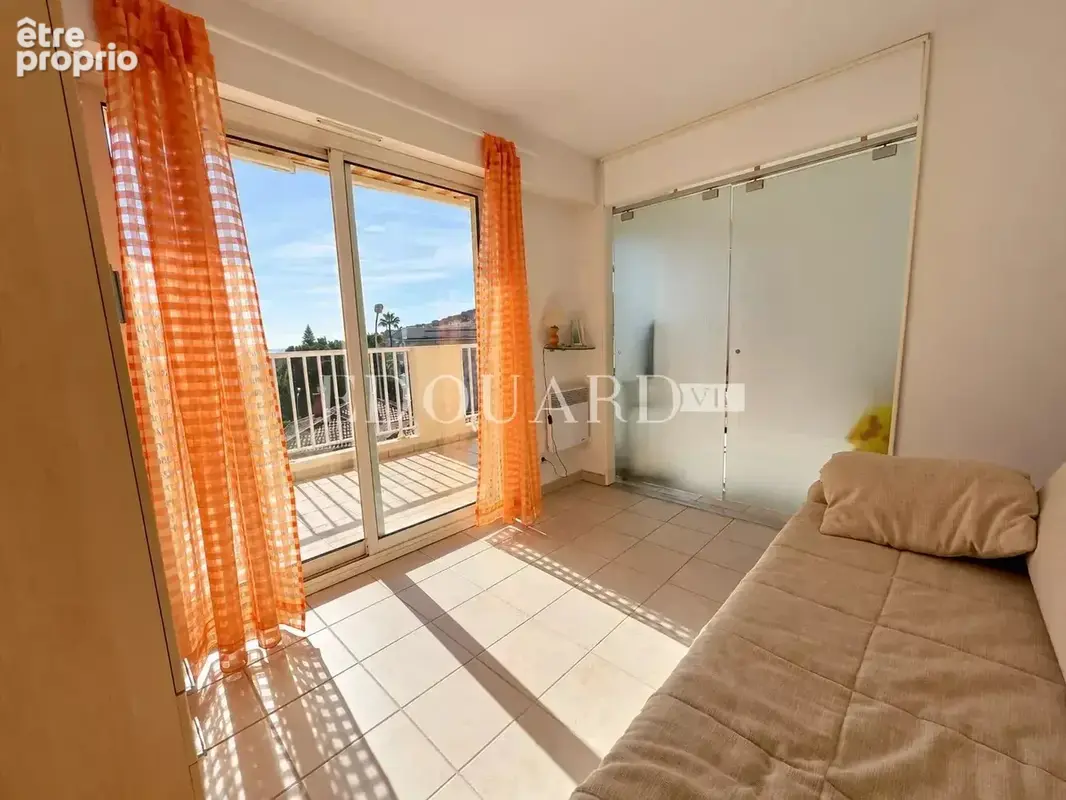 En exclusivité deux pièces en dernier étage avec spacieuse terrasse, cave et parking, à quelques pas des plages - photo 7