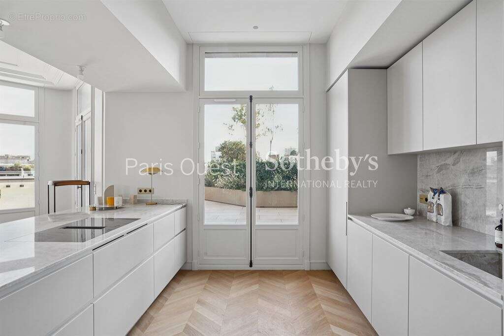 Appartement à PARIS-16E