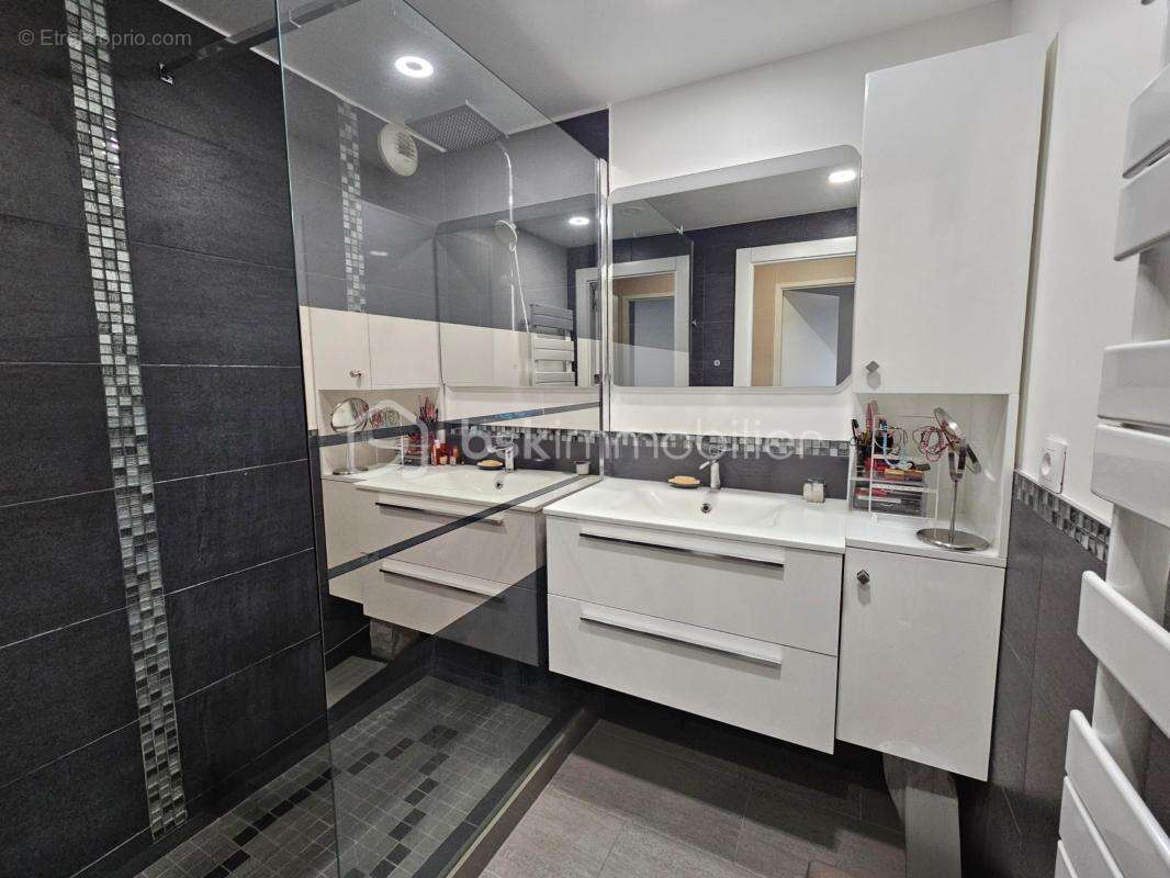 Appartement à VAUJOURS