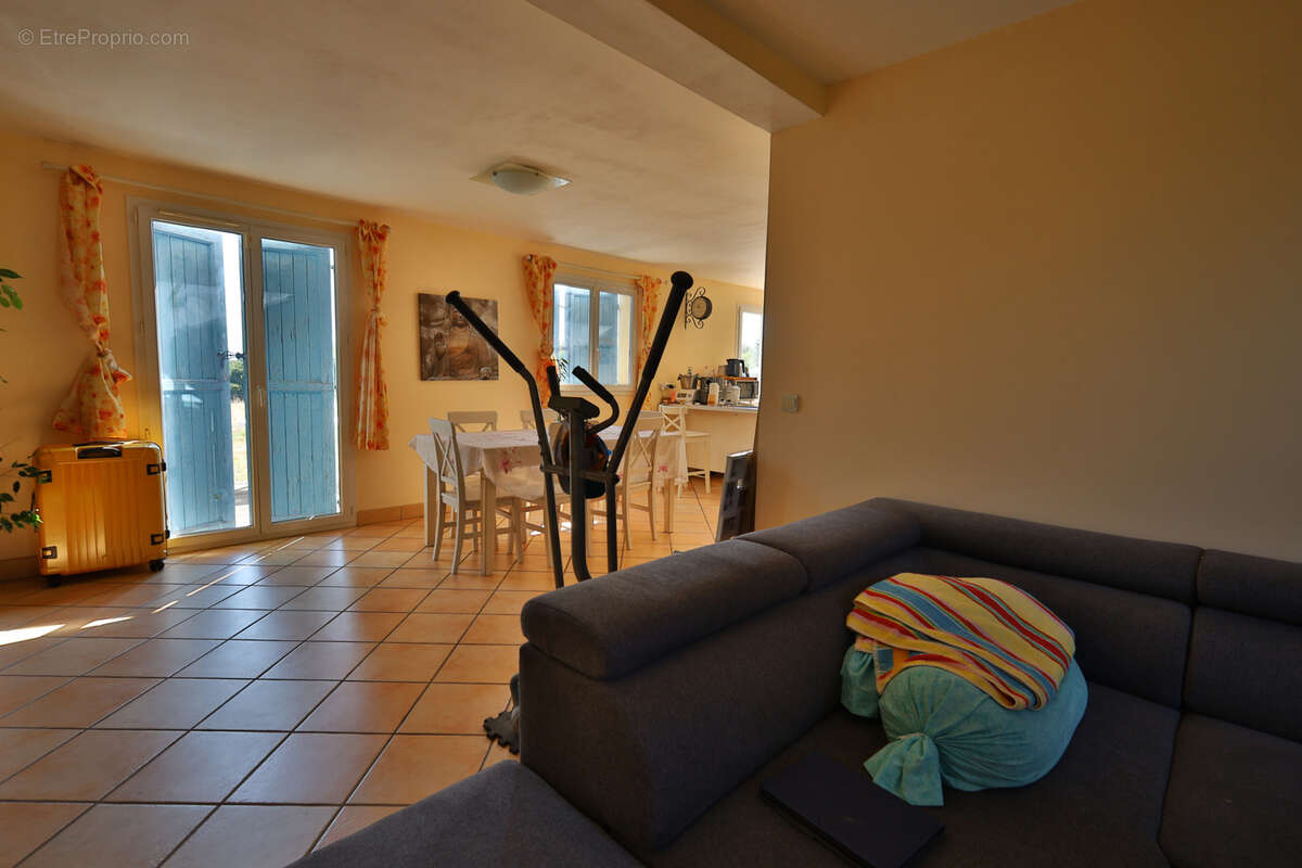 Maison Type 6 - 121,14 m2 habitables - Terrain 923 m2 - Garage - Piscine - photo 8